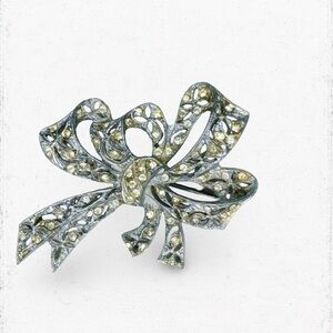4928. Silvertone Vintage Bow Brooch